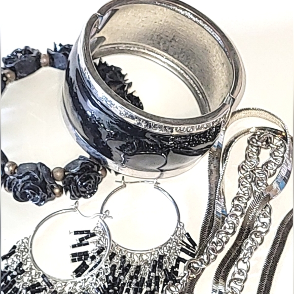 BLACK & SILVER JEWELRY LOT - BROOCHES, RHINESTONE EARRINGS, BRACELETS - Picture 3 of 7